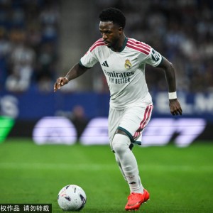 西甲狂潮：穆帅三连胜登顶，小蜘蛛缺阵仍势不可挡，皇马4-0马拉加，马竞3-1塞维利亚！